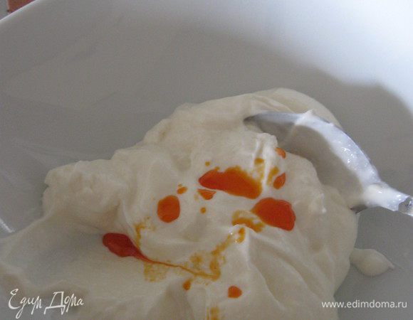 В майонез добавить 1/2 ч ложечки масла чили( или чего-нибудь остренького) и мелко рубленый чеснок, перемешать