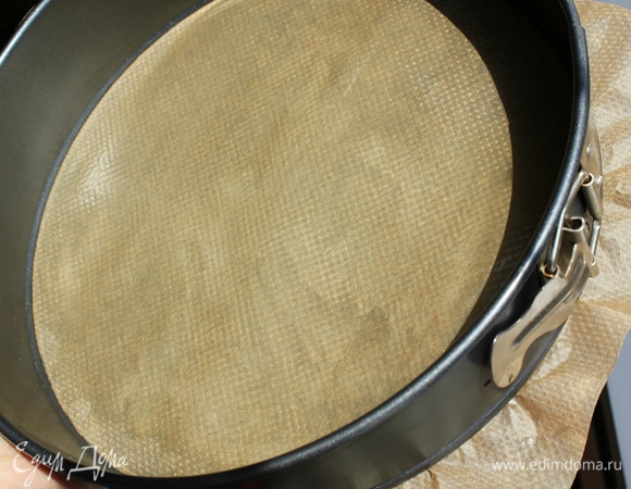 Бумагой для выпечки выстелить дно формы и смазать кусочком сливочного масла.