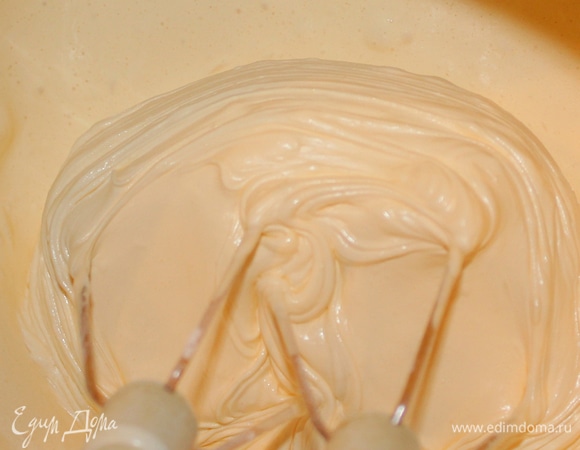 Миксером взбить желтки с сахарной пудрой до консистенции густого крема. Если используете сахар, то до полного растворения кристаллов сахара. Поэтому лучше использовать именно сахарную пудру.
