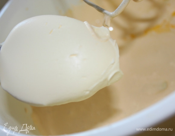 Добавить ванильный сахар, сметану, кукурузный крахмал, творог. Все перемешать.