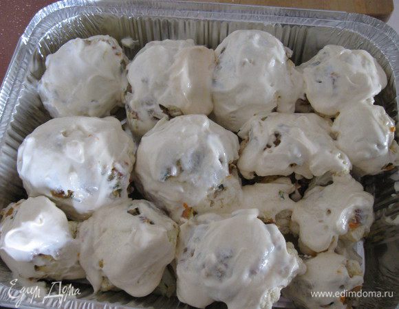 Обмазать фаршированные соцветия майонезом и уложить в форму для запекания. Посолить сверху.