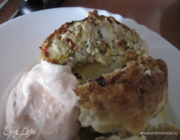 Подавать со сметаной,смешанной с кетчупом и чесноком.