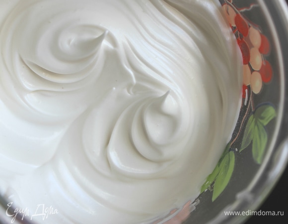 Делаем белковое суфле. Для этого хорошо охлажденные белки взбить миксером на больших оборотах и постепенно добавить сахарную пудру (примерно 40–50 грамм).