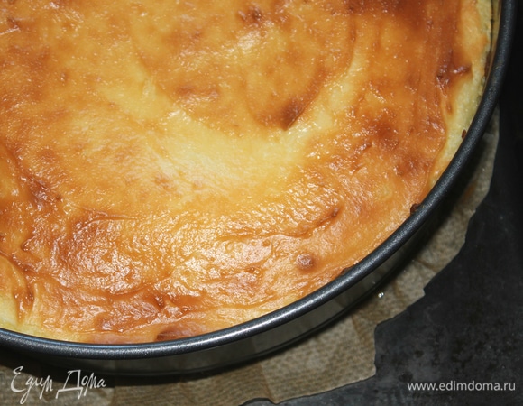 Через 30–35 минут, когда корочка сверху подрумянится, достать запеканку из духовки и выложить белковое суфле. Убрать в духовку ещё на 15–20 минут.