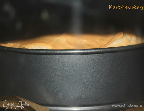 Так как это творожная запеканка, то лучше ее охладить и выдержать в холодильнике несколько часов. Ой, поправочка, уже половину запеканки скушали, пока она была теплая. Очень вкусно! Приятного аппетита.