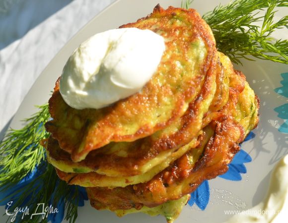 Приготовление: Цукини натереть на крупной терке, не чистить кожуру. Добавить кефир, яйца, соль, перец, соду и тщательно перемешать. Муку просеять и добавить в ранее полученную смесь. По желанию муки положить больше или меньше, наша семья любит , чтобы было много цукини, а не теста поэтому муки кладем, как можно меньше. Жарить на оливковом масле и выкладывать на бумажное полотенце. Подавать со сметаной. МИР ВАМ!