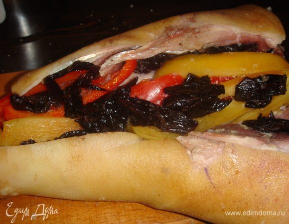 в рульку положить перец и часть чернослива.перевязать рульку нитью.смазать горчицей и выложить оставшийся чернослив.