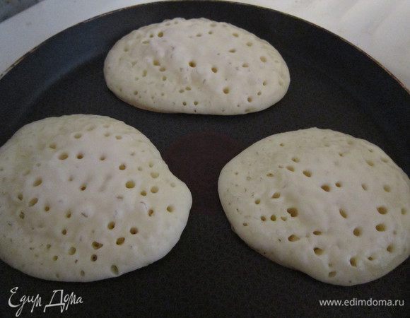 Растереть яйца с сахаром.В кефир всыпать соду и соль,соединить с яичной смесью.Добавить муку,влить оливковое масло,тщательно размешать до однородной консистенции.Выпекать на сухой! сковороде.Оладушки получаются сладкими,подавать лучше со сметаной. Приятного аппетита.