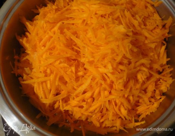 В кастрюле с толстым дном готовить морковь минут 20-30, добавив 2 ст.л. воды для начального парообразования. Если готовите в обычной посуде, то воды добавить больше - 75 мл.