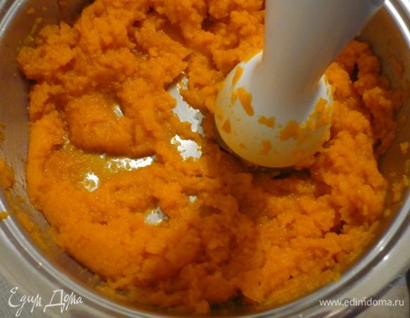 С помощью блендера пюрировать морковь. 