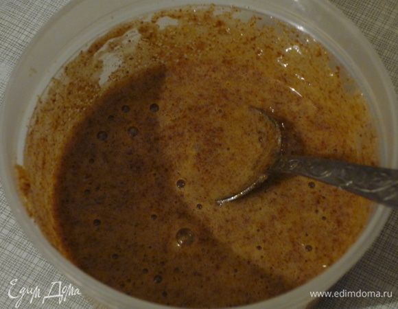 Соединить 3 желтка, сахар, корицу, мускатный орех. Добавить морковное пюре, перемешать. 