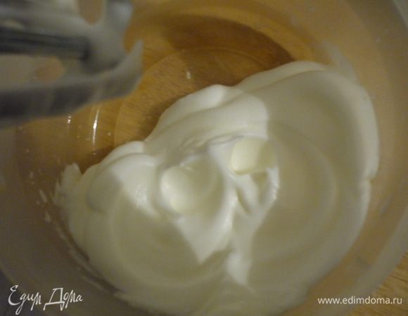 Взбить 3 белка до устойчивых пиков.