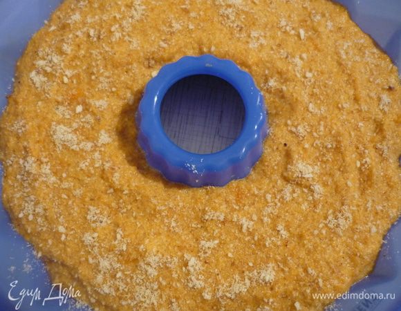 Выложить в форму, посыпать молотыми белыми сухарями и выпекать при 180 градусах 30 минут. Я взяла силиконовую форму, лучше выпекать в обычной круглой или прямоугольной форме для запекания.