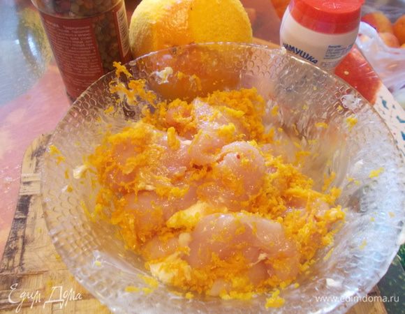 курочку нарезать натереть солью,перцем,размягченным сливочным маслом и натертой цедрой апельсина,затем обжарить на сковороде,на среднем огне до золотистой корочки со всех сторон 6-8 минут.