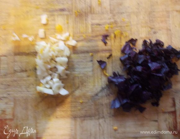 добавить измельченный чеснок и базилик.