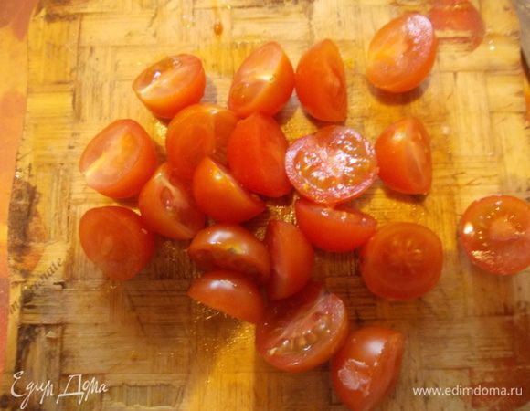 через 3 минуты добавить разрезанные пополам черри,перемешать,накрыть крышкой и снять сковороду с огня,дать остыть не снимая крышку 10 минут.