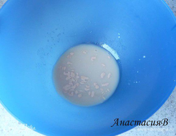 Дрожжи раскрошить и перемешать с молоком и 25г сахара. Оставить на 15 минут.