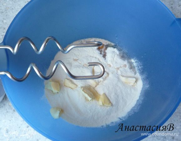 Добавить муку, масло и 1 яйцо и все в течение 10 минут месить. 