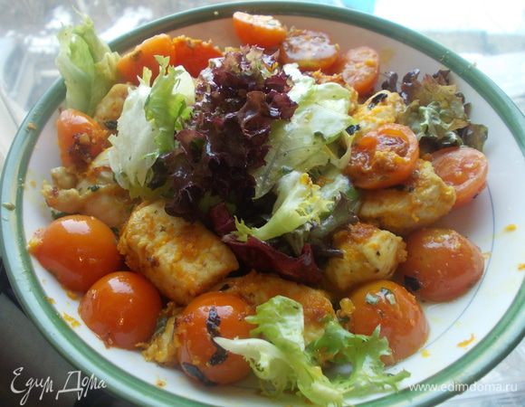 далее гарнировать теплым куриным филе с черри и полить оставшейся запрАвкой.ПРИЯТНОГО АППЕТИТА!