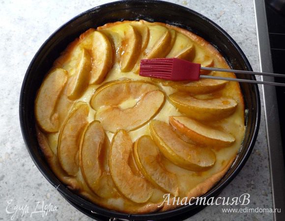 Вскипятить абрикосовое варенье с 1ст.л. воды (если есть кусочки абрикоса, то при желании можно процедить через сито). Намазать на пирог.