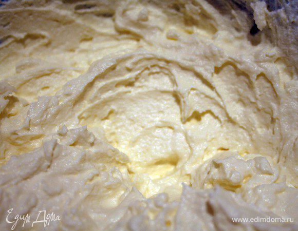 Я начинала с маскарпоне. Если вы его делаете сами, то возьмите сливки, нагрейте на медленном огне до первых пузырьков и добавьте сок лимона. Далее на маленьком огне прогревайте, помешивая минут 10. Теперь откидываем наш сливочный творожок на марлю и даем стечь сыворотке настолько, насколько нам нужно. У меня стекал минут 20 макс. Ну или берем готовый сыр)))