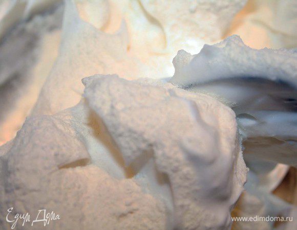 Пока наш творожок стекает, делаем коржик. Взбиваем белки с щепоткой соли, постепенно добавляя сахар до устойчивых пиков. В конце добавляем муку с разрыхлителем и перемешиваем рубящими движениями снизу вверх (кого я учу))))