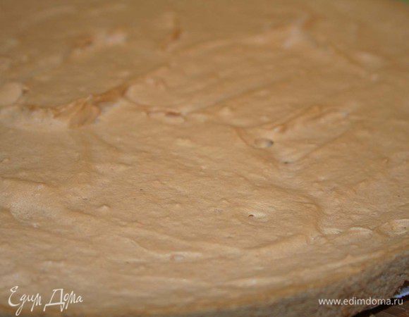 Отправляем в духовку при темп 180 град. У меня форма была 26 см, поэтому пропекся очень быстро, минут за 20. Проверяем деревянной палочкой.