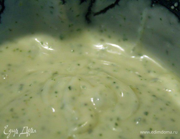 Завариваем чай и добавляем в него ликер. 
Далее готовим наше суфле. 
Желатин замачиваем в соке, далее по инструкции: нагреваем, чтобы желатин растворился, слегка остужаем. 
Смешиваем маскапоне, сахар, сок с желатином, мяту и взбиваем хорошенько в блендере.