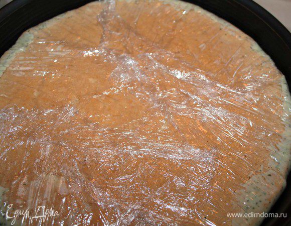 Форму выстилаем пленкой. Выкладываем крем, далее корж. Я его немножко по краям обрезала и вдавила в крем, по совету Черешенки)))
Пропитываем коржик чаем, закрываем пленкой и отправляем в холодильник.