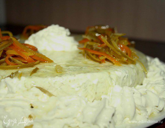 Торт застывает часа за 3. Достаем из пленки, выкладваем и украшаем нашим вареньем и взбитыми сливками.
Все! Приятного!
зы: и тут меня ждал сюрприз. откусив первый кусочек, я почувствовала до боли знакомый вкус и поняла, что получилось суфле Махито....)))