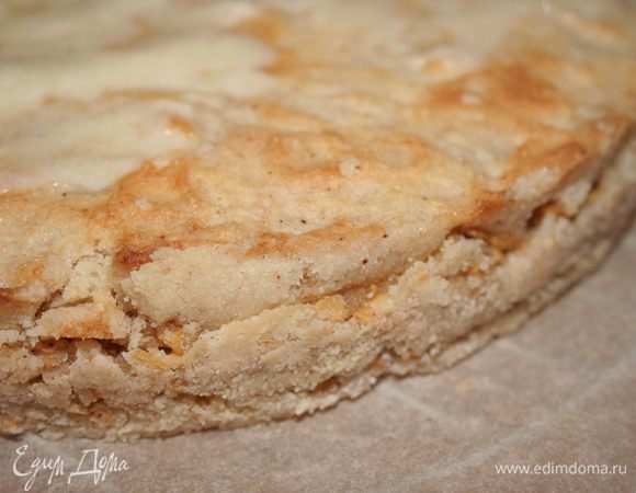 Духовку разогреваем до 180С и отправляем туда наш пирог. Выпекаем 45 минут до румяной корочки. 