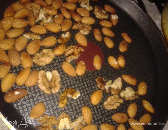 орехи и миндаль подсушить на сковородке,измельчить