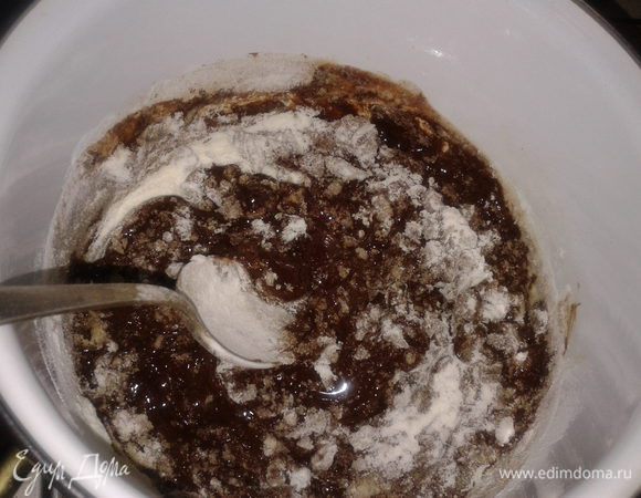 в шоколадно-масляную массу добавить сахар и сухое молоко и тщательно перемешать