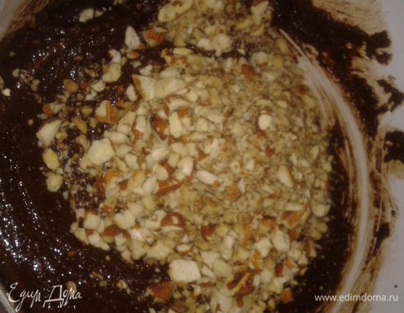 добавить орехи и миндаль,можно добавить немного сока лимона,перемешать и поставить в холодильник на 30 минут