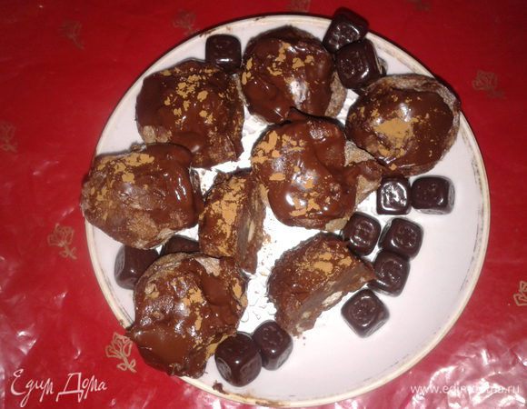 растопить горький шоколад на водяной бане и окунуть конфетки ,окрашивая половину или хвостики,присыпать какао