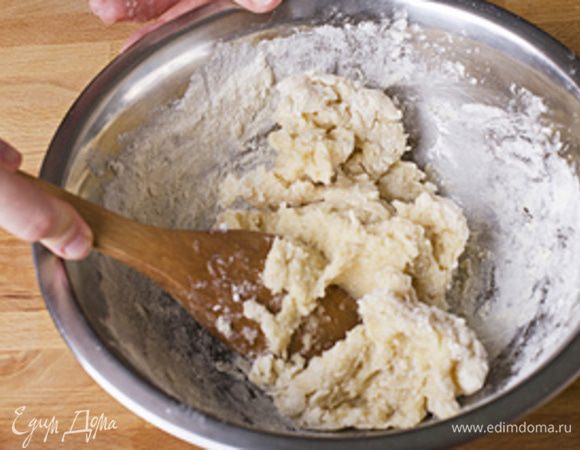 В 0,5 стакана кипящего молока завариваем 100 г муки, быстро размешав деревянной ложкой до получения эластичной массы. 