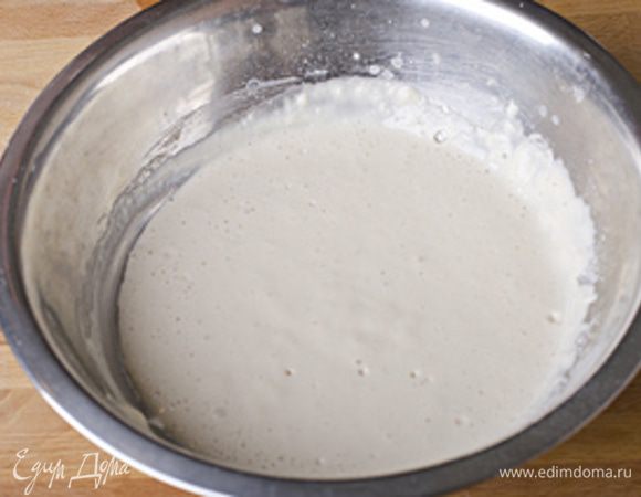 Одновременно дрожжи разводим в 0,5 стакана тепловатого молока, смешиваем со 100 г муки и оставляем на 10 минут. 