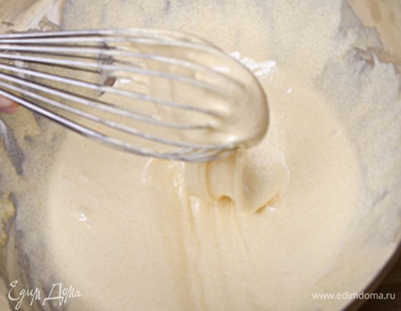 Желтки, сахар, соль смешиваем в однородную массу, взбиваем добела. 