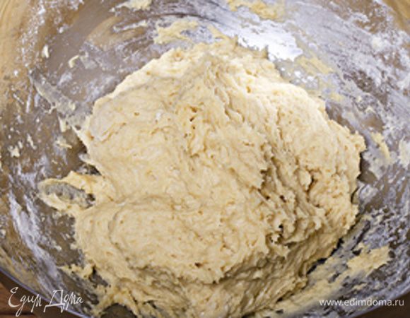 Половину желтковой смеси вливаем в дрожжевую смесь, добавить 250 г муки, вымешиваем тесто и даем подойти в течение 1 часа. 