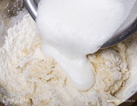 Затем доливаем оставшуюся половину желтковой смеси, добавить 500 г муки, взбитые в пену белки и месим тесто, пока не будет отставать от рук.

	