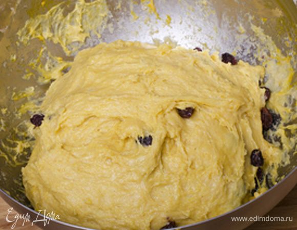 После подъема теста уминаем его до первоначального положения, добавляем в него 2/3 изюма и цукатов, предварительно обваляв их в муке, и даем тесту еще раз подойти. 