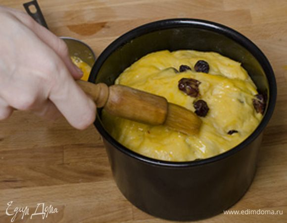 Выкладываем тесто в формы до половины, засыпаем сверху оставшимися изюмом и цукатами и даем подняться на 2/3 формы. смазываем сверху яичным желтком. 