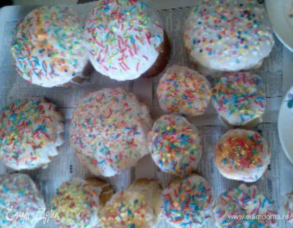 ПРИГОТОВЛЕНИЕ ГЛАЗУРИ:
4 яичных белка взбить с сахарной пудрой (в блендере) до получения однородной массы и появления белой пенки. Дать немного постоять (масса начнет густеть). Смазать полученной массой куличи, посыпать украшения и убрать в прохладное место для застывания глазури.