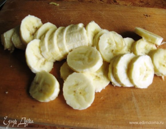 Бананы нарезаем тоненькими кружочками. 