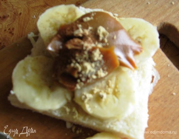 На одну из половинок хлеба выкладываем бананы, сгущенку, имбирь, корицу и щепотку соли.Сверху накрываем вторым ломтиком, чтобы масло было сверху. Запекаем в вафельнице или бутерброднице до румяной корочки. Подавать сразу же! Приятного аппетита!