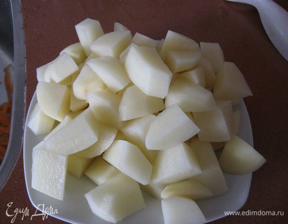 Чистим картошку, режем крупным кубиком
