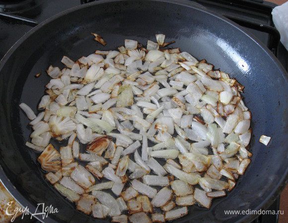 Режем лук, обжариваем на масле до золотистого цвета.