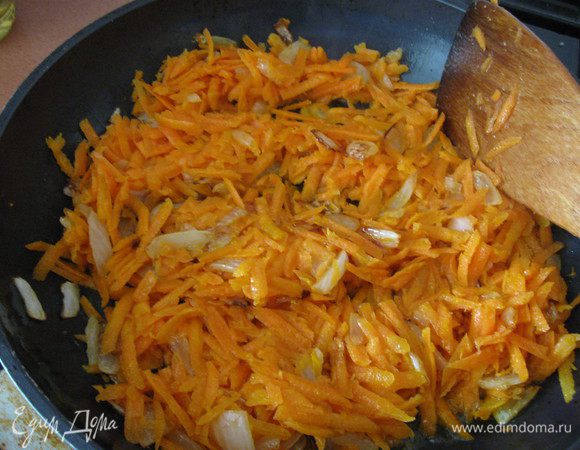 Добавить натертую морковь