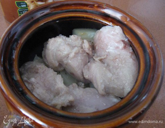 Сверху кусочки мяса, солим перчим