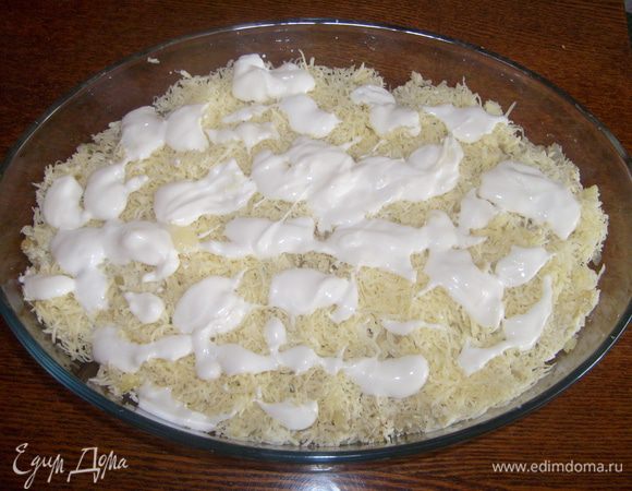 Сверху полить майонезом и положить тоненькие кусочки сливочного масла. Поставить в хорошо разогретую духовку и готовить минут 15-20.